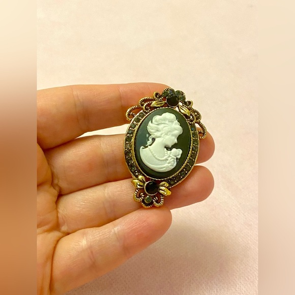 Elegant Black and Gold Cameo Brooch - Picture 2 of 3